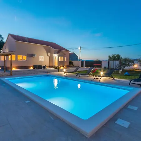 Gorgeous In With Kitchen Holiday home