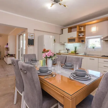 Gorgeous In With Kitchen Holiday home *