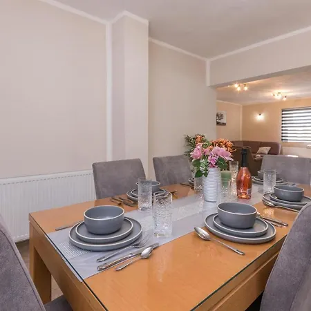Holiday home Gorgeous In With Kitchen *